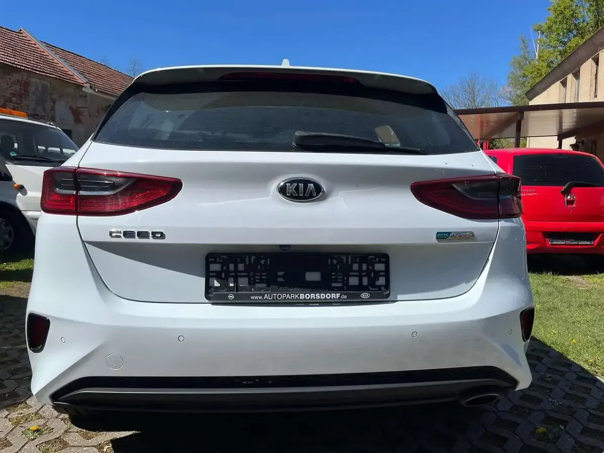 Gebraucht Kia Ceed Vision 136 PS (100 kW) 2021 (wd) cararraweiss Kleinwagen