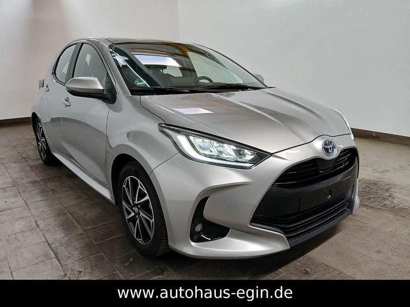 Gebraucht Toyota Yaris Hybrid Team 92 PS (67 kW) 2023 Silber Limousine