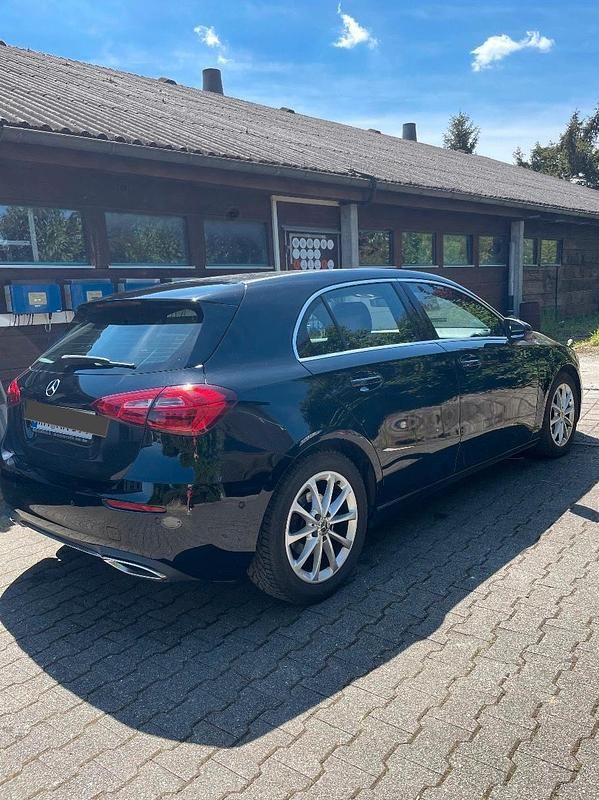 Second-hand Mercedes A200 163 CP (119 kW) 2018 Negru Hatchback