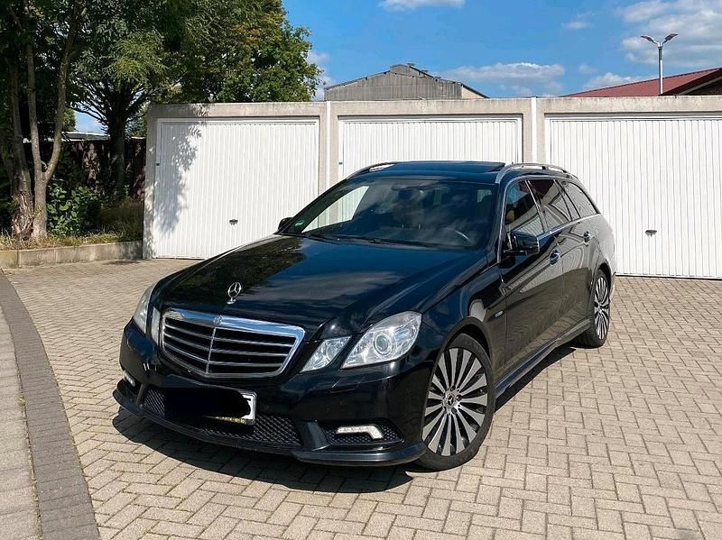 Schwarz Gebraucht 2010 Mercedes E350 AMG Kombi | 5.850 € (Fairer Preis) - Bild 1/4
