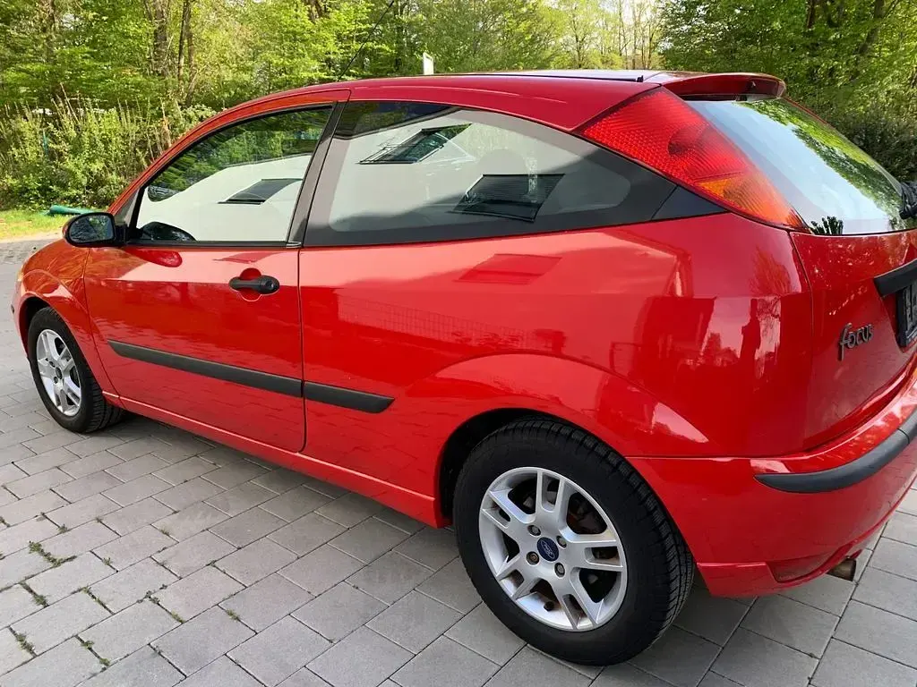 Second-hand Ford Focus Ambiente 101 CP (74 kW) 2004 Roșu Berlinǎ