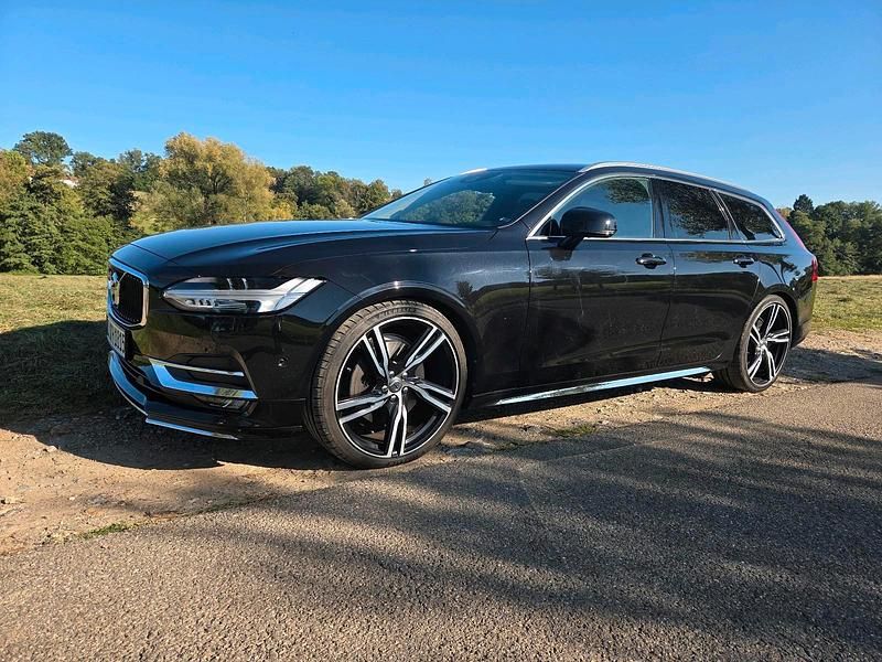 Schwarz Gebraucht 2017 Volvo V90 Momentum Kombi | 23.990 € (Etwas zu teuer) - Bild 1/4