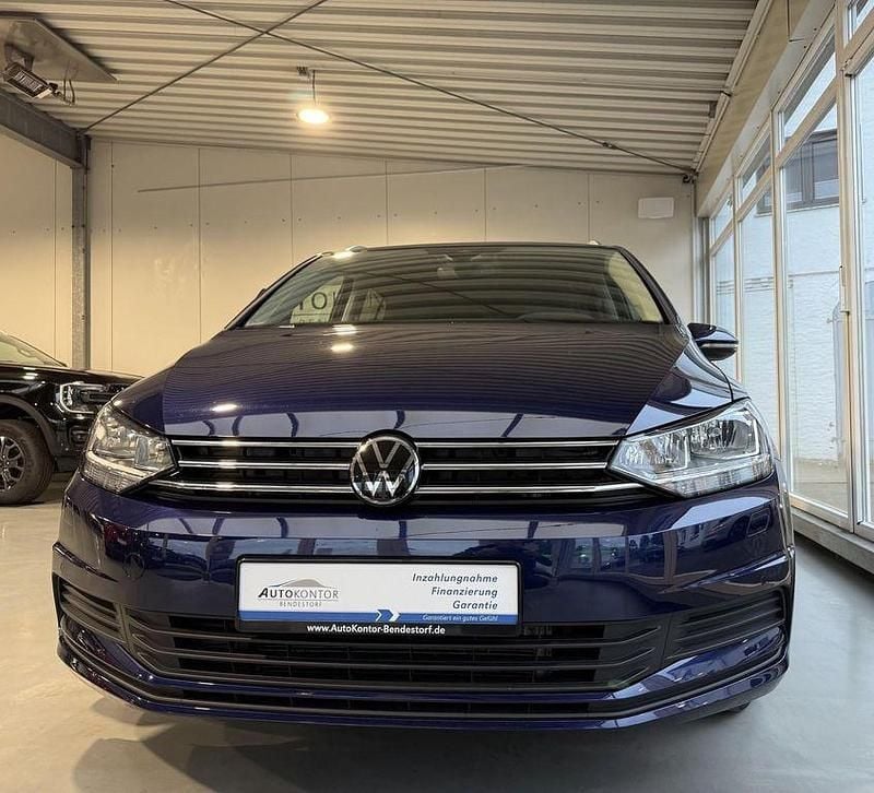 Atlantik blue Gebraucht 2024 VW Touran Van / Kleinbus | 31.970 € (Fairer Preis) - Bild 1/4