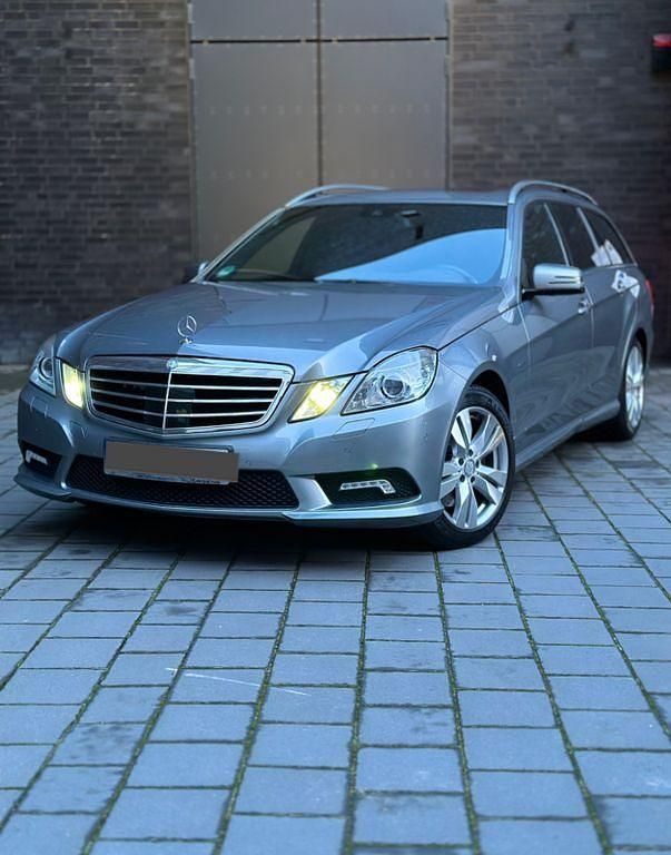 Grau Gebraucht 2011 Mercedes E350 Limousine | 9.999 € (Guter Preis) - Bild 1/4
