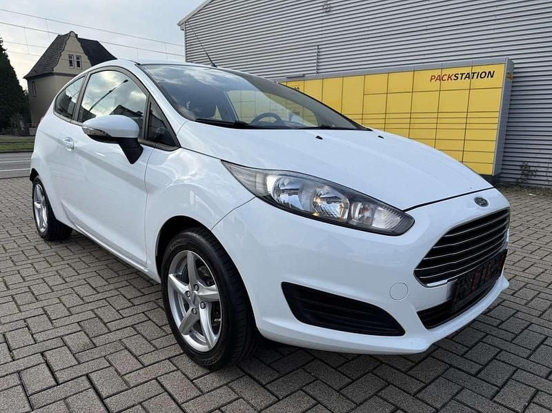 Weiß Gebraucht 2014 Ford Fiesta Trend Kleinwagen | 4.999 € - Bild 1/4