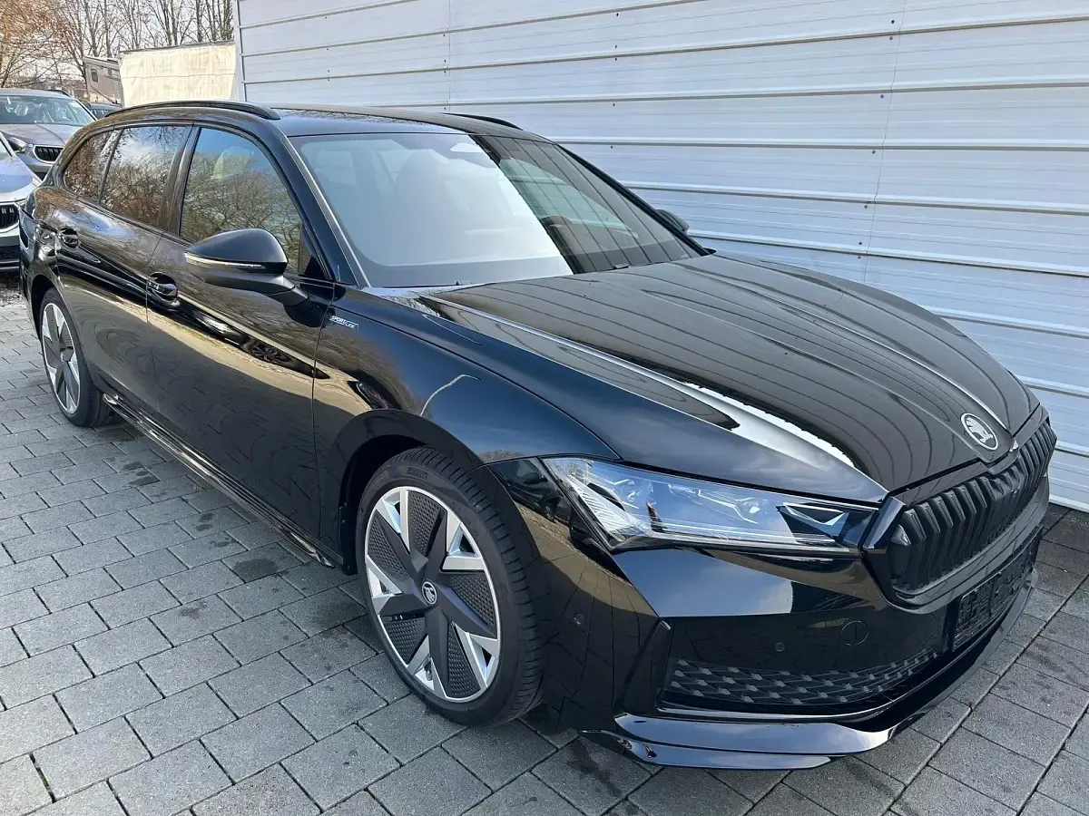Neu Skoda Superb SportLine 265 PS (194 kW) 2025 Ebony black metallic Kombi