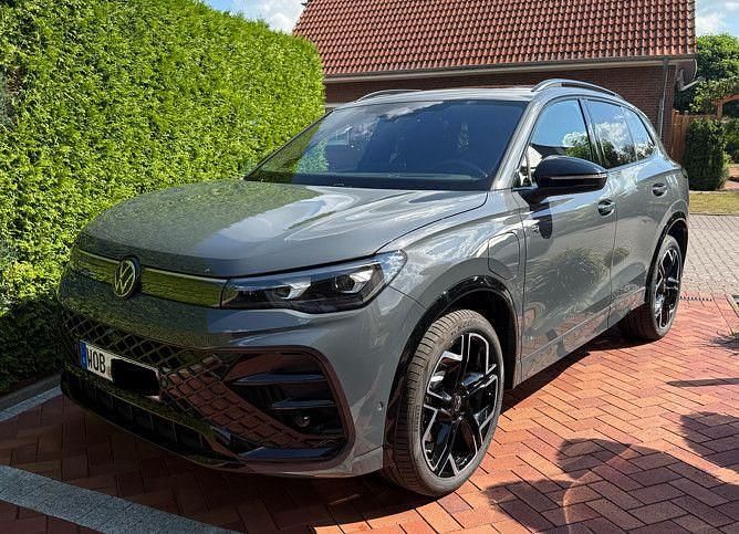 Grau Gebraucht 2024 VW Tiguan R-line SUV | 56.000 € (Teuer) - Bild 1/4