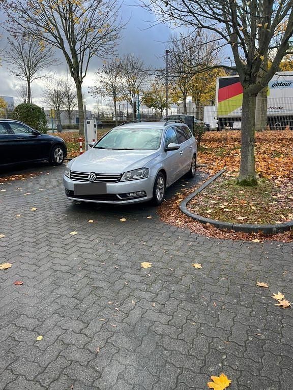 Silber Gebraucht 2011 VW Passat Comfortline Kombi | 7.400 € (Etwas zu teuer) - Bild 1/4