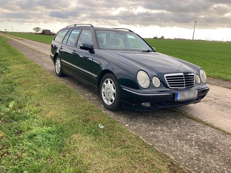 Schwarz Gebraucht 2000 Mercedes E240 Avantgarde Kombi | 5.999 € - Bild 1/4