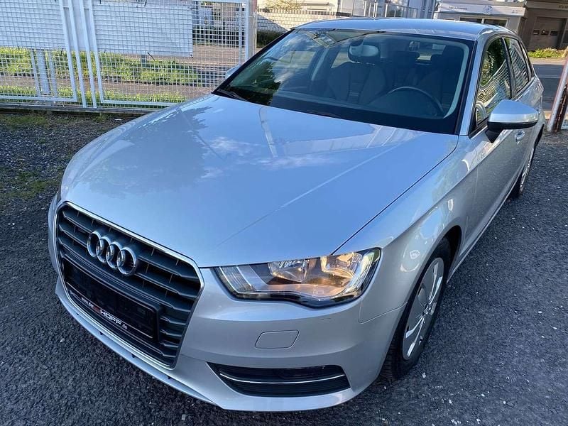 Eissilber metallic Gebraucht 2013 Audi A3 Ambition Kleinwagen | 8.160 € (Guter Preis) - Bild 1/4