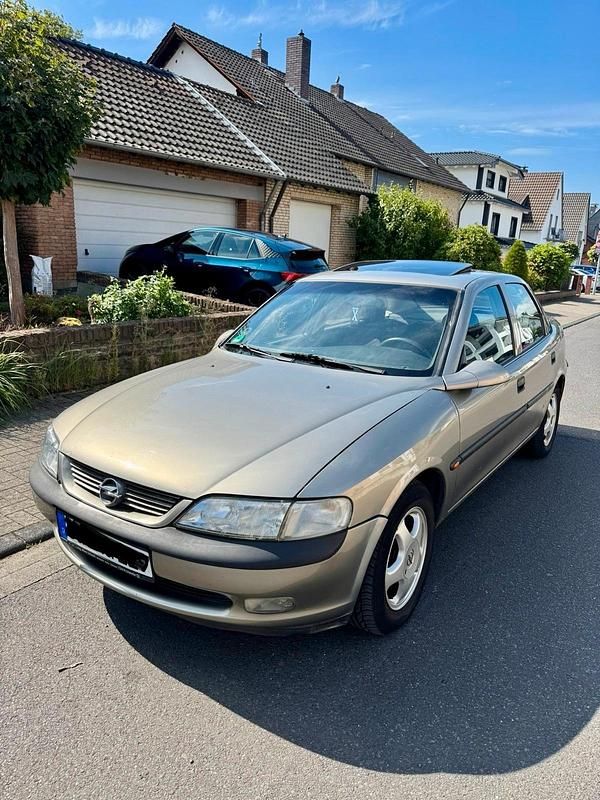 Grau Gebraucht 1996 Opel Vectra Eco Kleinwagen | 1.099 € - Bild 1/4