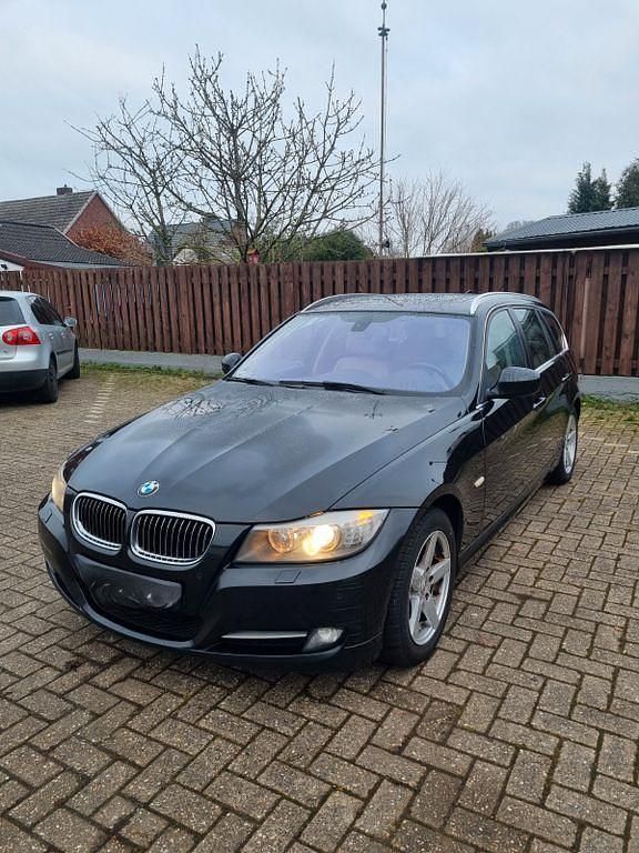 Schwarz Gebraucht 2011 BMW 320 Kombi | 4.290 € (Superpreis) - Bild 1/4