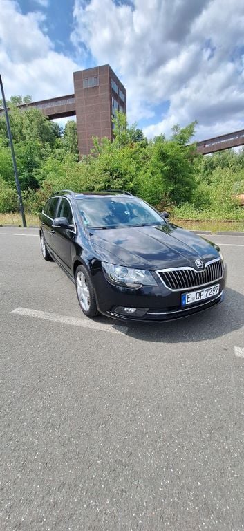 Schwarz Gebraucht 2015 Skoda Superb Exclusive Kombi | 10.990 € (Fairer Preis) - Bild 1/4