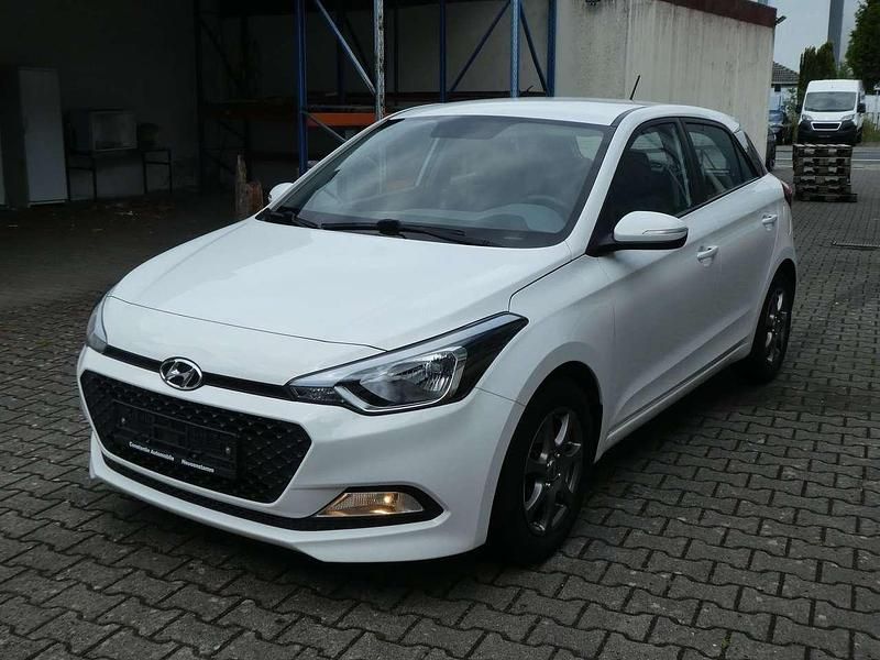 Weiß Gebraucht 2016 Hyundai i20 Limousine | 5.500 € (Fairer Preis) - Bild 1/4