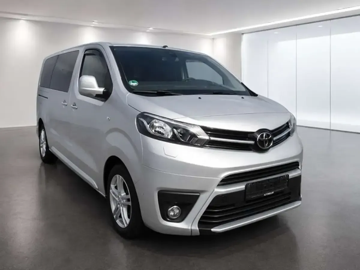 Gebraucht Toyota Proace Verso 177 PS (130 kW) 2018 Silber Kombi