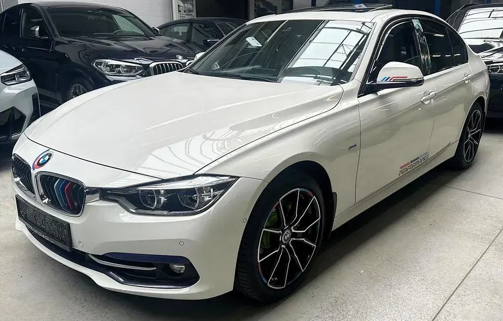 Gebraucht BMW 330 Sport Line 258 PS (189 kW) 2018 Alpinweiss iii Limousine