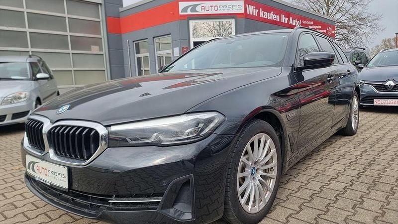 Gebraucht BMW 530e 184 PS (135 kW) 2021 Saphirschwarz metall (metallic) Kombi