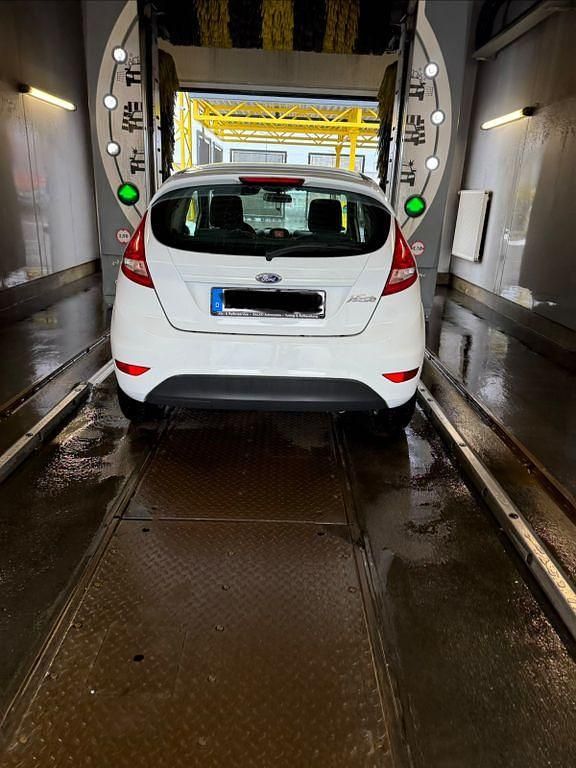 Weiß Gebraucht 2012 Ford Fiesta Champions Edition Limousine | 1.600 € (Superpreis) - Bild 1/4