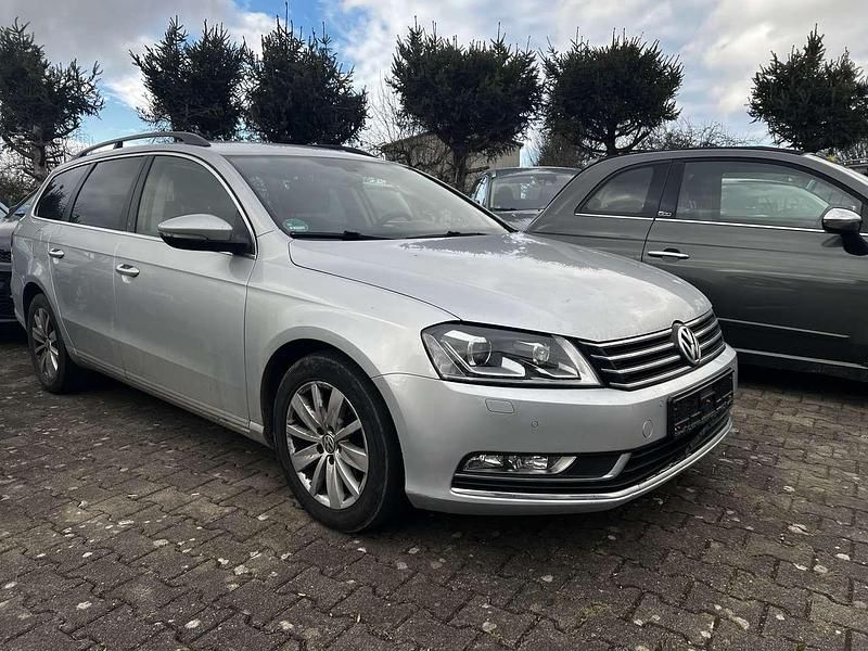 Reflexsilber metallic Gebraucht 2014 VW Passat Comfortline Kombi | 5.999 € (Superpreis) - Bild 1/4