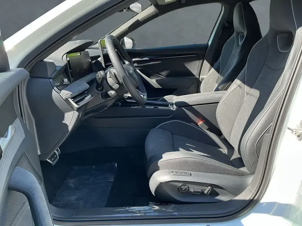 Neu Skoda Superb SportLine 150 PS (110 kW) 2026 Weiß Limousine