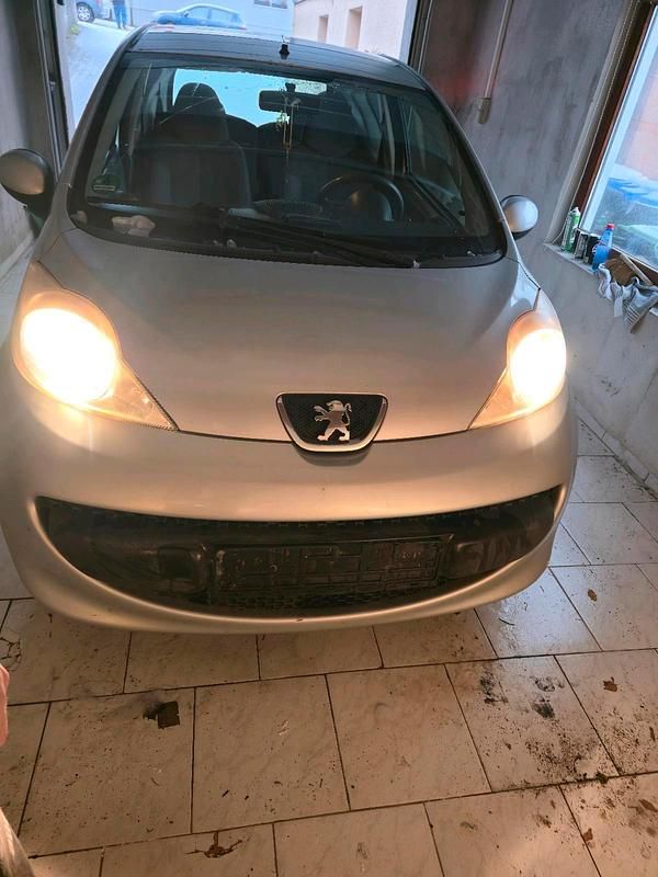 Gebraucht Peugeot 107 68 PS (50 kW) 2008 Silber Kleinwagen