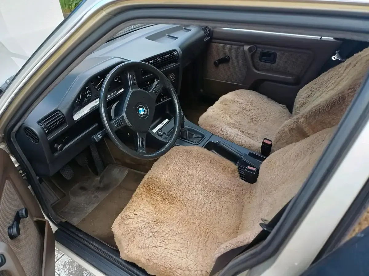 Używany BMW 320 129 KM (94 kW) 1986 Złoty Sedan/Limuzyna