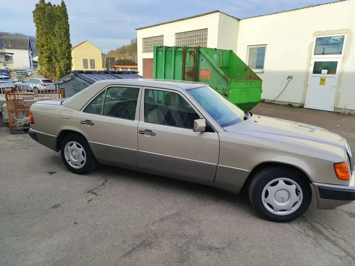 Gebraucht Mercedes E200 117 PS (86 kW) 1992 Grau Limousine