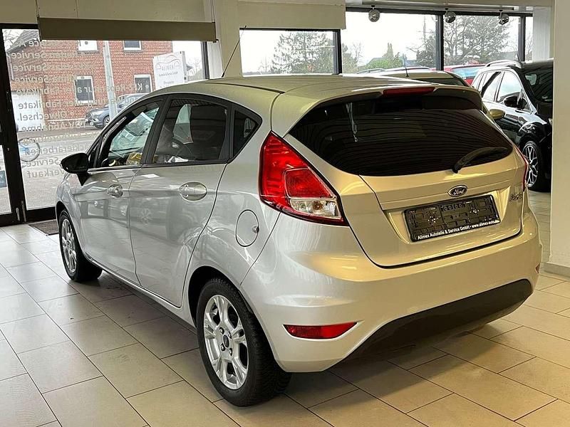 Gebraucht Ford Fiesta Titanium 101 PS (74 kW) 2013 Silber Kleinwagen