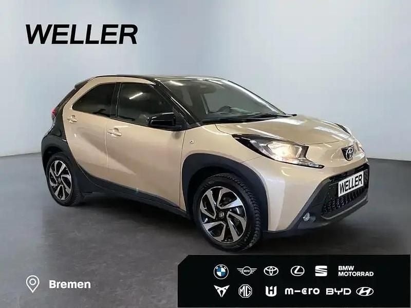 Gebraucht Toyota Aygo 72 PS (52 kW) 2024 Ginger beige / night sky black Kleinwagen