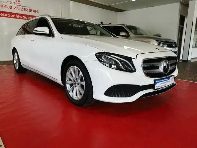 Weiß Gebraucht 2017 Mercedes E200 Avantgarde Kombi | 23.999 € (Etwas zu teuer) - Bild 1/4