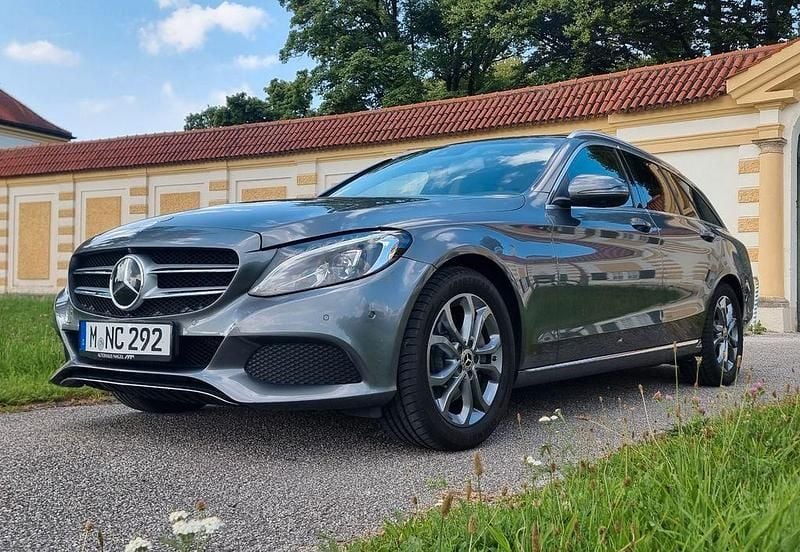 Grau Gebraucht 2023 Mercedes C250 Kombi | 23.000 € - Bild 1/4