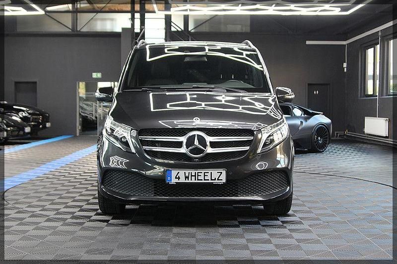 Gebraucht Mercedes V300 Avantgarde Edition 237 PS (174 kW) 2022 Grau Van / Kleinbus