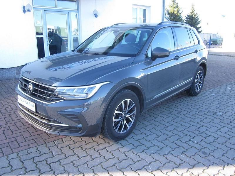 Grau Gebraucht 2023 VW Tiguan Life SUV | 25.779 € (Guter Preis) - Bild 1/4