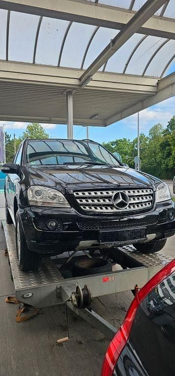Schwarz Gebraucht 2007 Mercedes 320 SUV | 8.800 € (Etwas zu teuer) - Bild 1/4