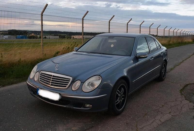 Blau Gebraucht 2005 Mercedes E350 Limousine | 5.300 € (Guter Preis) - Bild 1/4
