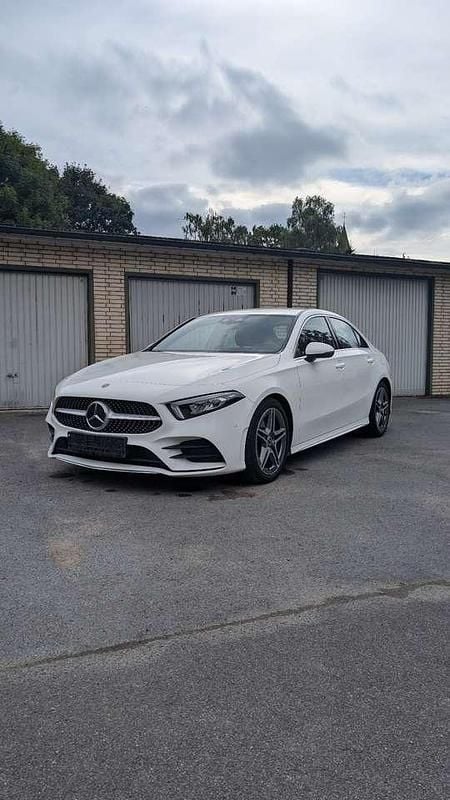 Weiß Gebraucht 2020 Mercedes A250 AMG line Limousine | 26.999 € (Fairer Preis) - Bild 1/4
