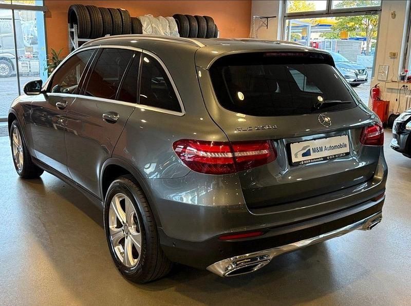 Gebraucht Mercedes GLC250 204 PS (150 kW) 2016 Selenitgrau SUV