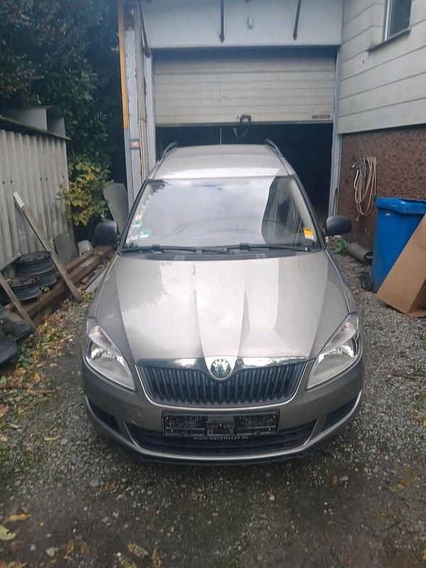 Grau Gebraucht 2012 Skoda Roomster Kombi | 3.000 € (Guter Preis) - Bild 1/4