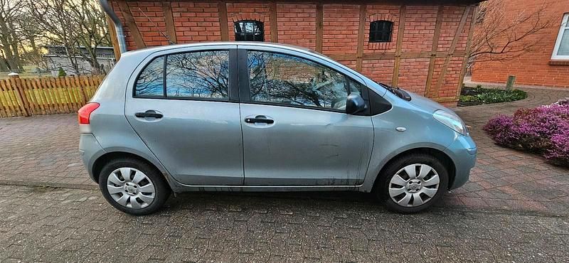 Gebraucht Toyota Yaris 101 PS (74 kW) 2009 Silber Kleinwagen