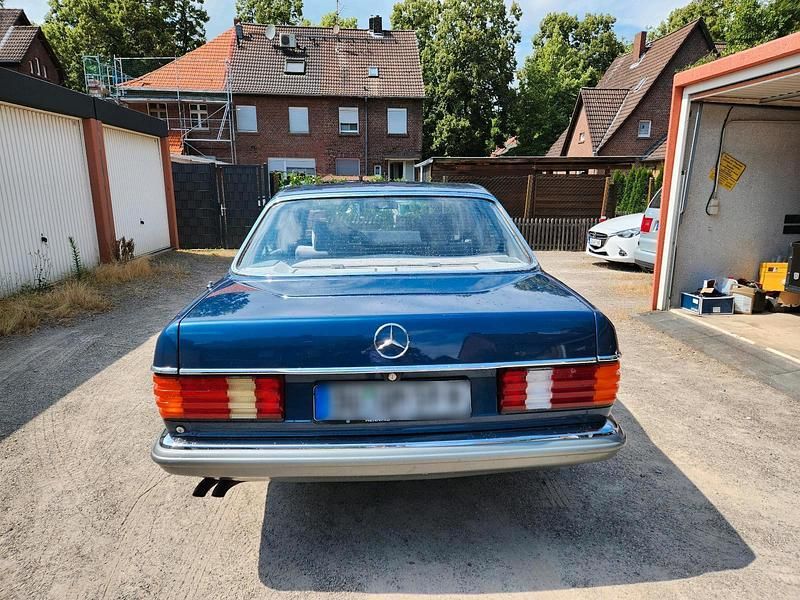 Brugt Mercedes E280 1984 Blå Sedan