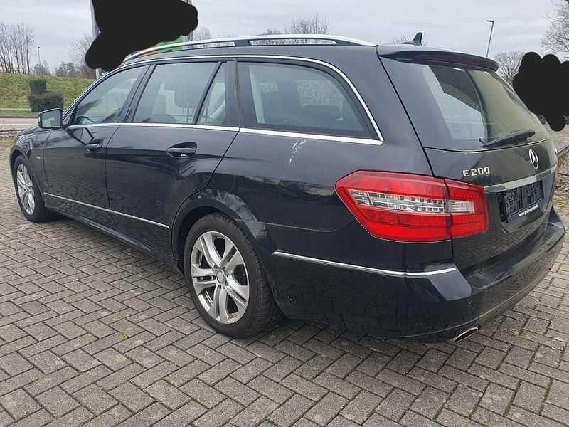 Gebraucht Mercedes E200 184 PS (135 kW) 2011 Obsidianschwarz  metalliclack Kombi