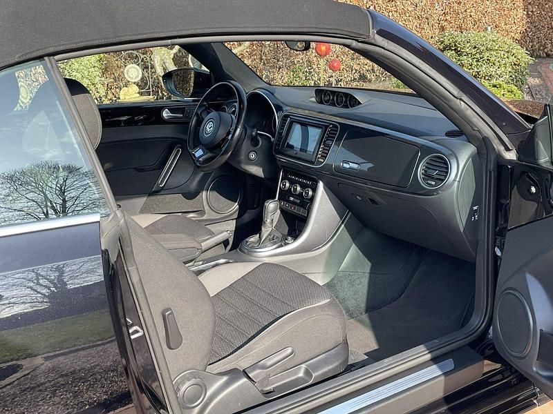 Gebraucht VW Beetle Cabriolet R-line 150 PS (110 kW) 2017 Schwarz Cabrio