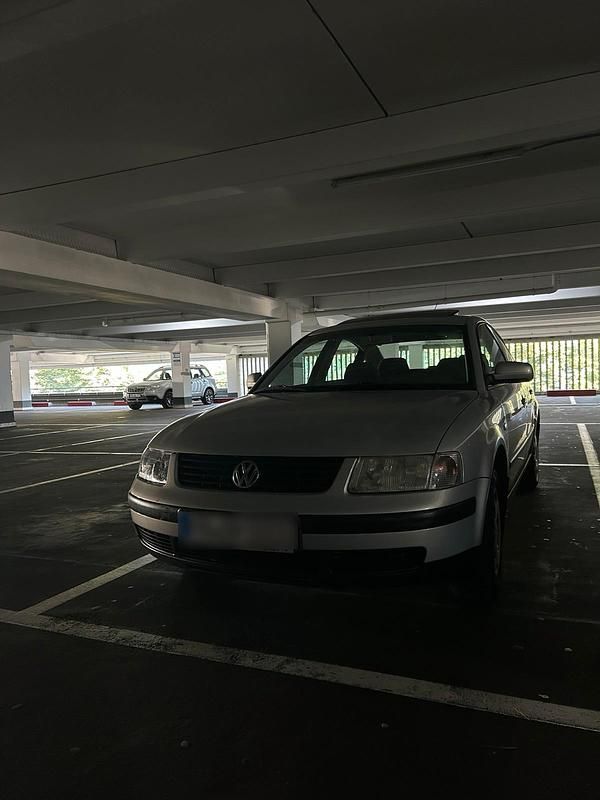 Grau Gebraucht 2000 VW Passat Limousine | 1.100 € (Superpreis) - Bild 1/4