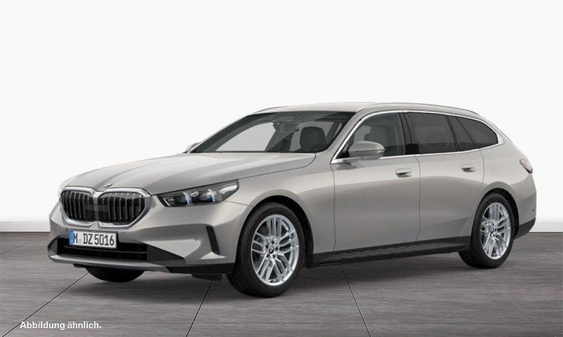 Grau Gebraucht 2024 BMW 520 Comfort Edition Kombi | 52.990 € (Superpreis) - Bild 1/3