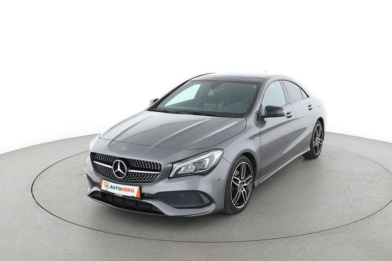 Grau Gebraucht 2018 Mercedes CLA200 AMG line Limousine | 24.920 € (Teuer) - Bild 1/3
