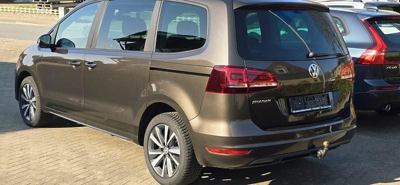 Gebraucht VW Sharan Comfortline 177 PS (130 kW) 2020 Braun Van / Kleinbus