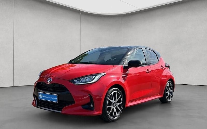Rot Gebraucht 2021 Toyota Yaris Hybrid Edition Limousine | 17.880 € (Fairer Preis) - Bild 1/4