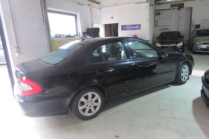 Gebraucht Mercedes E220 Classic 170 PS (125 kW) 2007 Blau Limousine