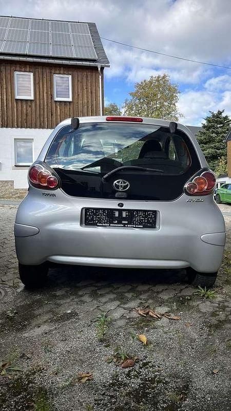 Satin silver Gebraucht 2009 Toyota Aygo Cool Kleinwagen | 3.999 € (Fairer Preis) - Bild 1/4
