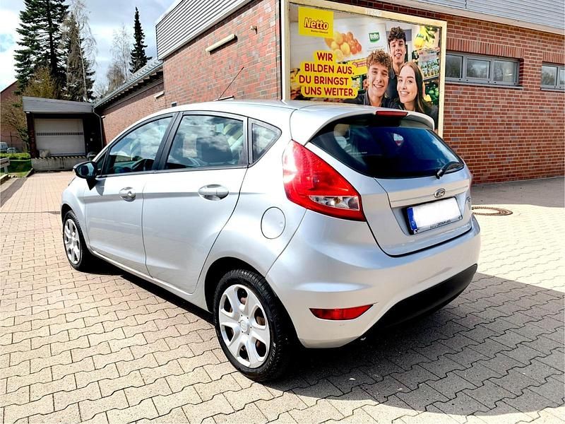 Gebraucht Ford Fiesta 82 PS (60 kW) 2011 Silber Kleinwagen